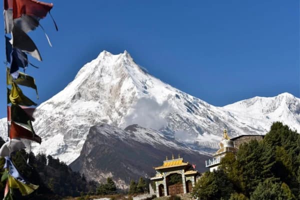 why april is an ideal month for the manaslu circuit trek